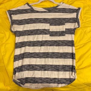 gray and white stripped tee